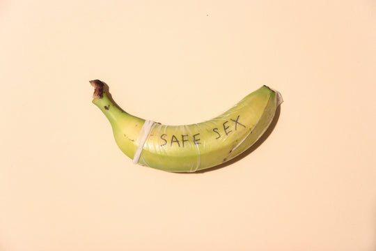 banane avec un préservatif et écrito safe sex